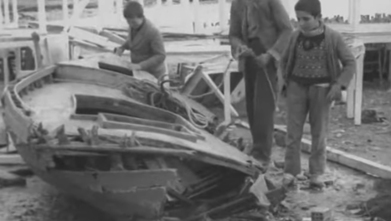 Το τσουνάμι του Κορινθιακού: Βάρκες πάνω σε στέγες σπιτιών και χταπόδια σε δέντρα (vid)