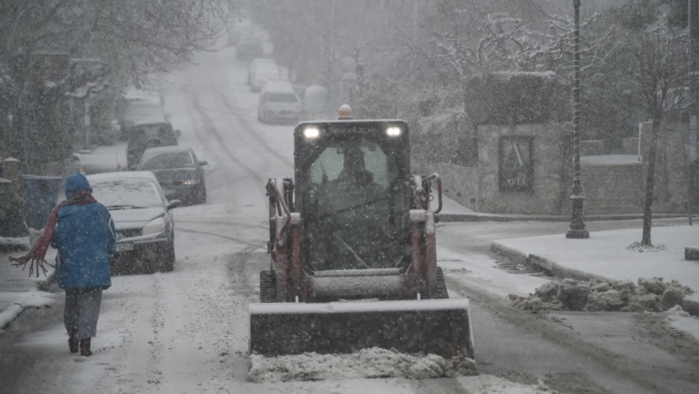 Πυκνή χιονόπτωση στο Διόνυσο λόγω της «Μπάρμπαρα»: Στα «λευκά» Πάρνηθα, Βίλια και Ιπποκράτειος Πολιτεία (vid)