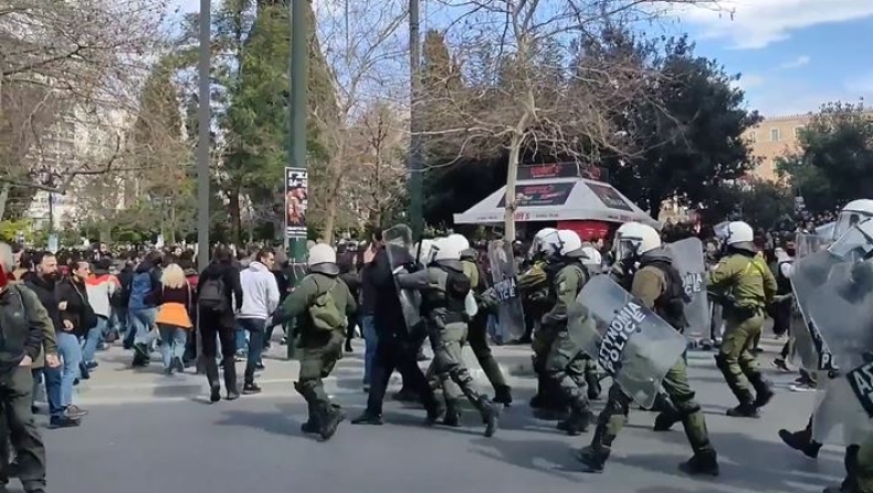 Βίντεο ντοκουμέντο: Απρόκλητη επίθεση των ΜΑΤ σε διαδηλωτές, ηλικιωμένος έτρεχε να γλιτώσει