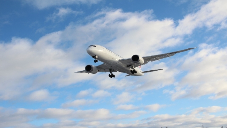 Τρόμος στον αέρα: Προσπάθησε να μαχαιρώσει την αεροσυνοδό και να ανοίξει την πόρτα κινδύνου 