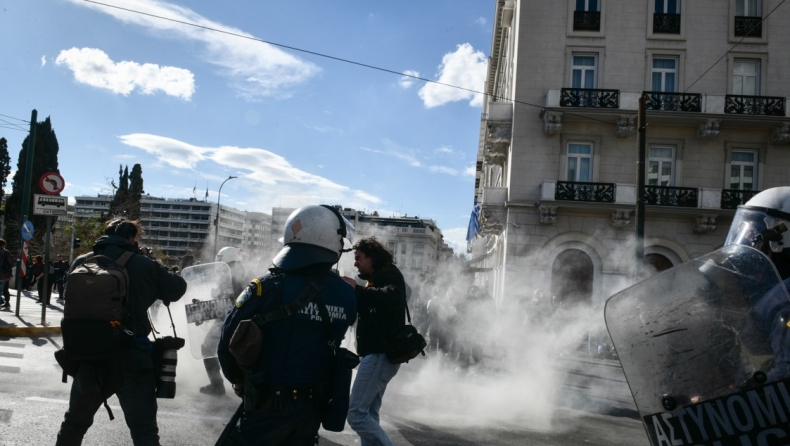 Φωτογραφία ντοκουμέντο: Δακρυγόνο της ΕΛ.ΑΣ έπεσε πάνω σε φωτορεπόρτερ και τον τραυμάτισε