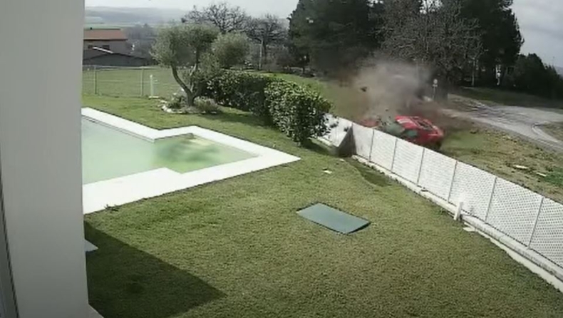«Ιπτάμενες» Ferrari καταλήγουν σε φράχτη (vid)