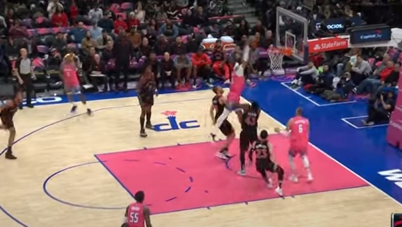 Top 10 NBA: Ο Γκάφορντ «πέταξε» ανάμεσα από Ποελτλ και Σιάκαμ για την πρωτιά (vid)