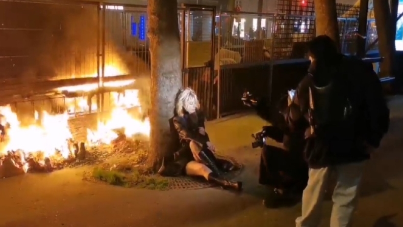 Στο Παρίσι έκαναν φωτογράφηση μπροστά στις φωτιές των διαδηλώσεων (vid)
