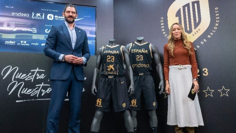Ο Γκαρμπαχόσα παρουσίασε τις επετειακές φανέλες της εθνικής Ισπανίας