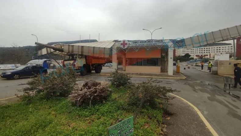 Γερανός της ΔΕΔΔΗΕ δεν χωρούσε να περάσει και γκρέμισε την πύλη του νοσοκομείου Χανίων