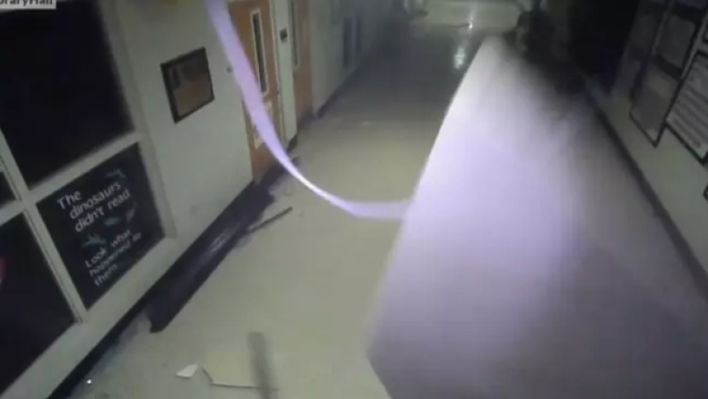 Συγκλονιστικό βίντεο μέσα από σχολείο τη στιγμή που ο φονικός ανεμοστρόβιλος χτυπά το Μισισιπί (vid)