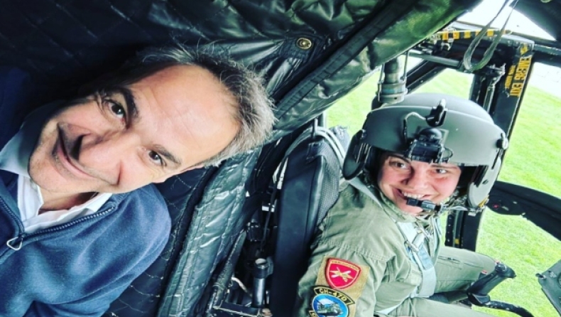 Selfie Μητσοτάκη με την πρώτη γυναίκα κυβερνήτη σε ειδικό μέσο της Αεροπορίας Στρατο