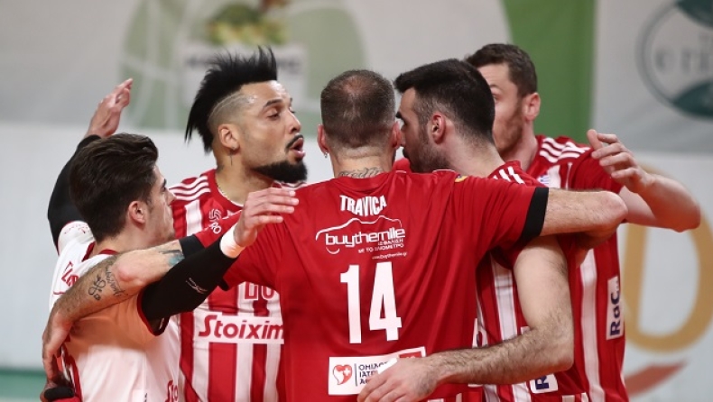 Οι παίκτες του Ολυμπιακού πανηγυρίζουν