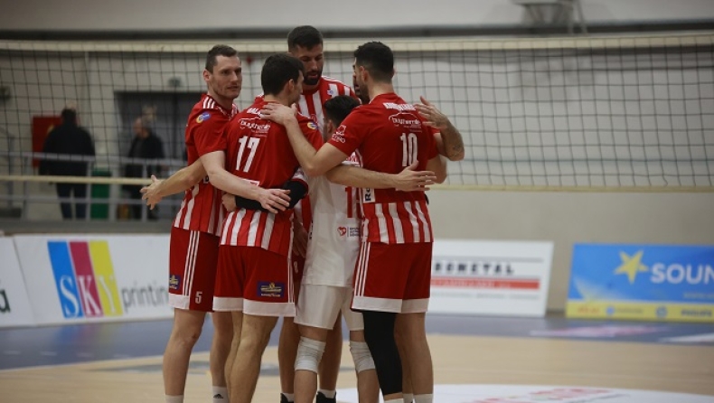 Οι παίκτες του Ολυμπιακού πανηγυρίζουν