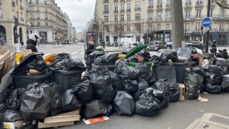 Τα σκουπίδια πνίγουν το Παρίσι λόγω απεργίας: «Αηδιαστικές οι μυρωδιές» (vid)