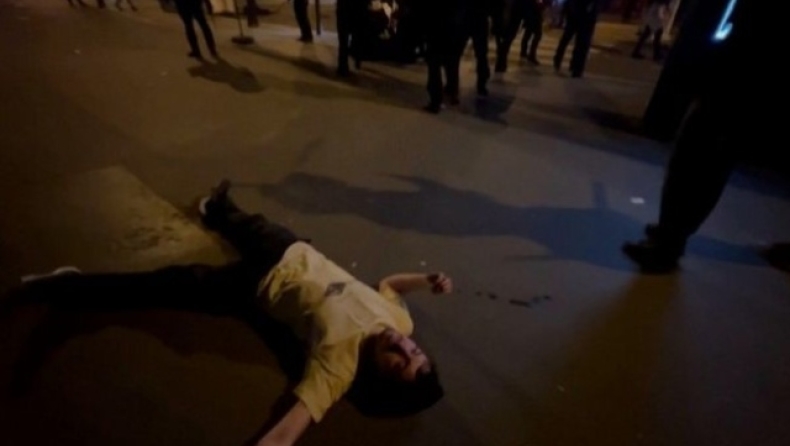 Εξοργιστικό περιστατικό αστυνομικής βίας στο Παρίσι: Αναίσθητος διαδηλωτής μετά από χτύπημα (vid)