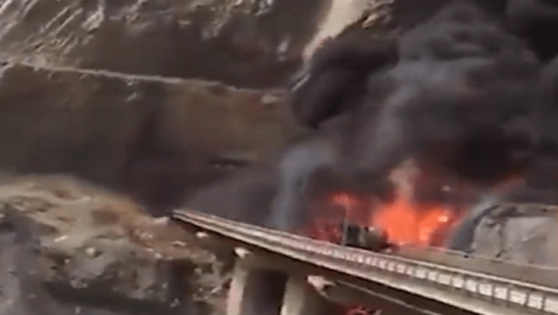  Βίντεο ντοκουμέντο από τη σύγκρουση λεωφορείου πάνω σε γέφυρα στη Σαουδική Αραβία (vid)