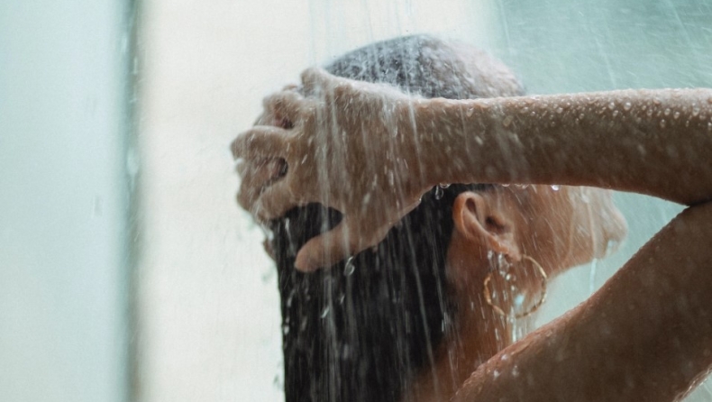 Γιατί δεν πρέπει να κοιμόμαστε με βρεγμένα μαλλιά