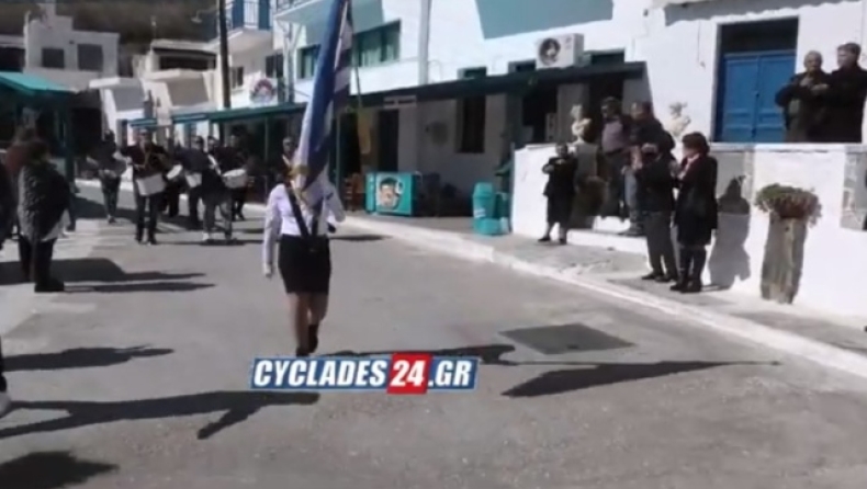 Αποθεώθηκε η μαθήτρια που κράτησε ολομόναχη την ελληνική σημαία στη Νάξο (vid)