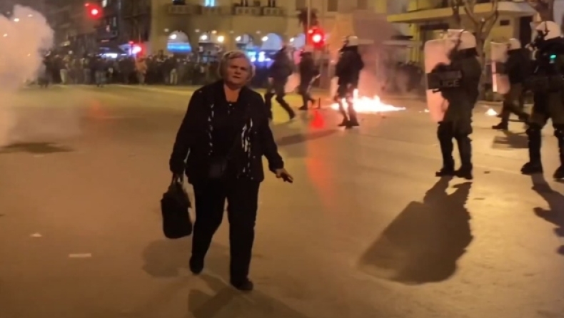 Απίθανη γιαγιά στη Θεσσαλονίκη περπατάει αμέριμνη και δίπλα της πέφτουν πέτρες, χημικά και μολότοφ (vid)