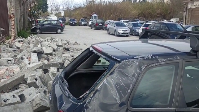 Τοίχος έπεσε από τον αέρα στη Θεσσαλονίκη και καταπλάκωσε αυτοκίνητα (vid)