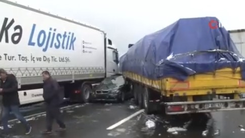 Δίπλωσε νταλίκα στην Τουρκία και προκάλεσε καραμπόλα 58 οχημάτων (vid)