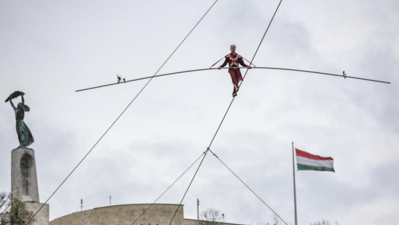 Ακροβάτης διέσχισε τον Δούναβη πάνω σε τεντωμένο σχοινί