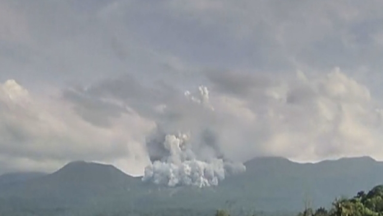Η στιγμή που το ηφαίστειο Ρινκόν ντε λα Βιέχα στη Κόστα Ρίκα εκρήγνυται (vid)
