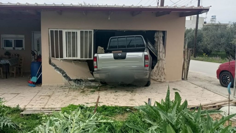 Απίστευτο τροχαίο: Αγροτικό στην Κρήτη κατέληξε μέσα στην κρεβατοκάμαρα σπιτιού