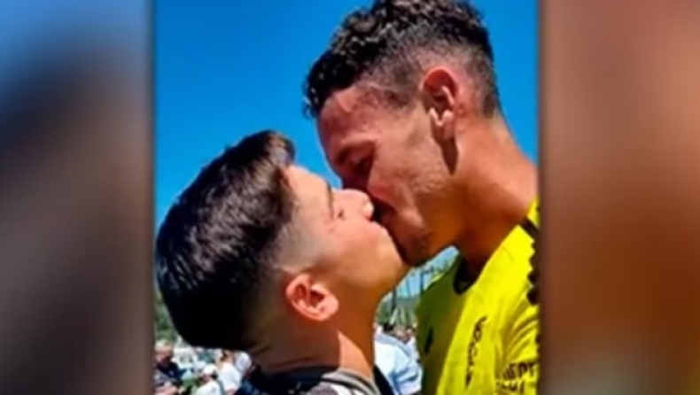 Ο Ισπανός κίπερ αποκάλυψε ότι είναι ομοφυλόφιλος με ένα φιλί στον σύντροφό του
