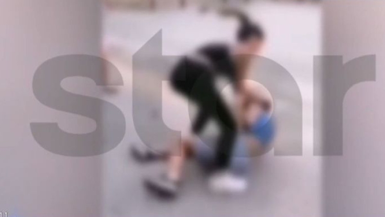 Τρομακτικό βίντεο με συμμορία κοριτσιών να χτυπά ανήλικες: Την χτυπούσε και την έσερνε από τα μαλλιά