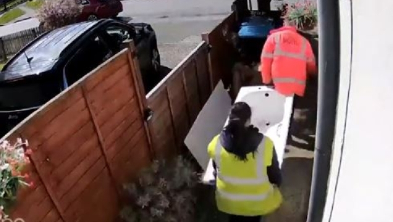 Θρασύτατοι κλέφτες πήραν την μπανιέρα γυναίκας που ανακαίνιζε το σπίτι της (vid)