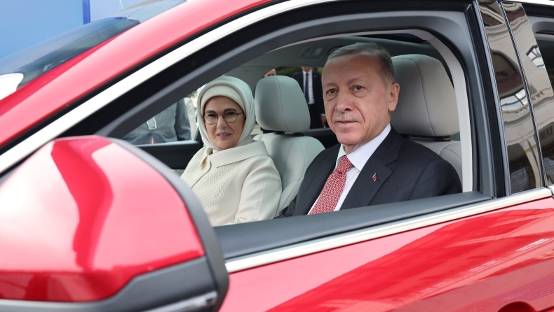 Ερντογάν: Παρέλαβε το τούρκικο Togg SUV (vid)