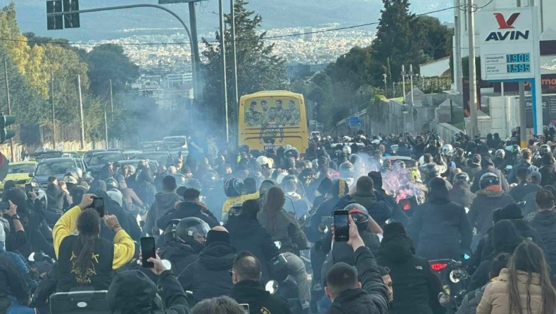 Οπαδοί της ΑΕΚ σε μηχανάκια συνοδεύουν το πούλμαν