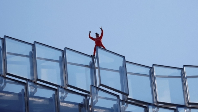 Ο Γάλλος Spiderman σκαρφάλωσε σε κτίριο 38 ορόφων για να στείλει το δικό του μήνυμα στον Εμανουέλ Μακρόν (vid)