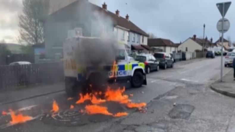 Επιθέση με βόμβες μολότοφ κατά αστυνομικών στη Β. Ιρλανδία (vid)