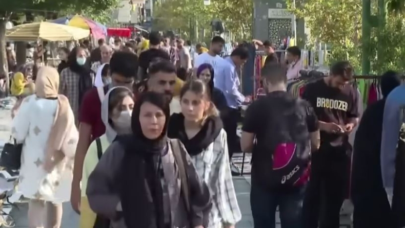 Στο Ιράν βάζουν κάμερες για να εντοπίζουν τις γυναίκες που δεν φορούν μαντίλα