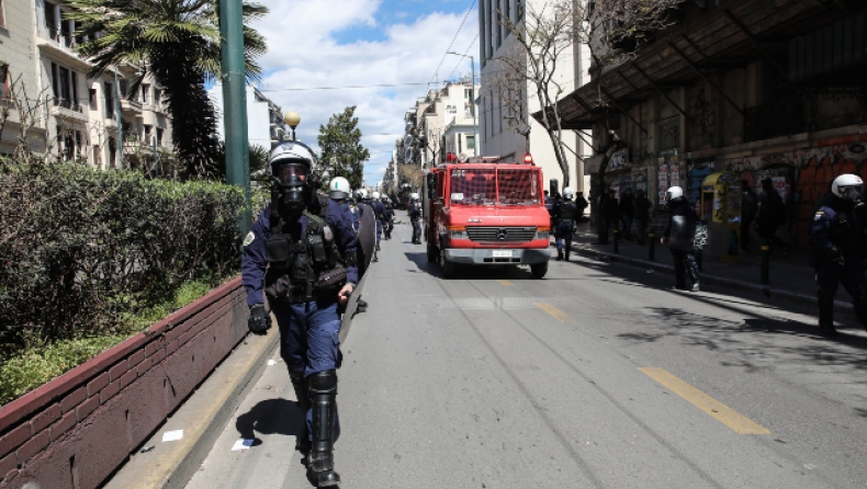Συνελήφθη ο αστυνομικός που πυροβόλησε στον αέρα στα επεισόδια στην ΑΣΟΕΕ