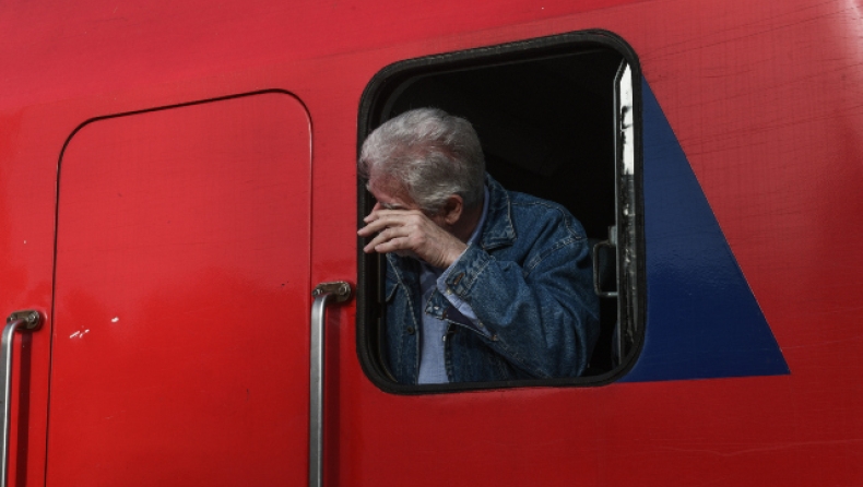 Συγκλονιστικές εικόνες: Δάκρυσε ο πρόεδρος του ΟΣΕ στο πρώτο δρομολόγιο του Intercity