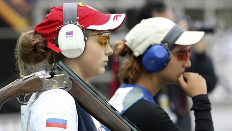 Ρωσίδα αθλήτρια της σκοποβολής συγκεντρώνεται