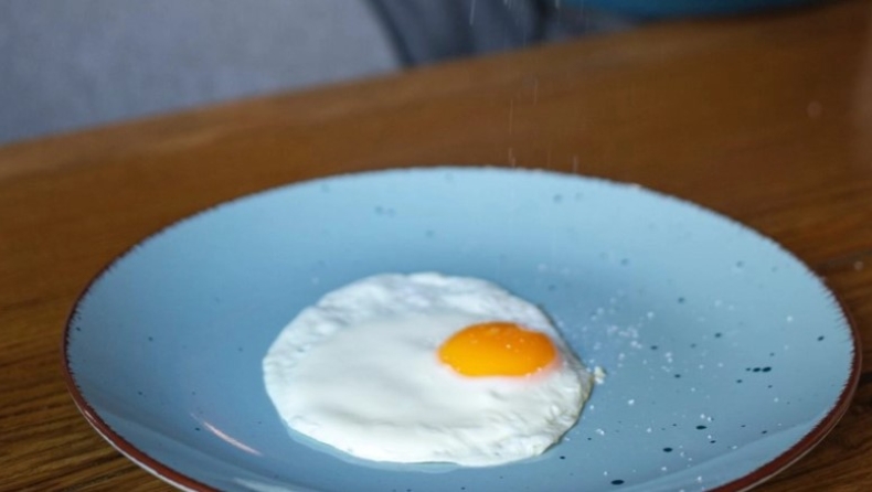 4 σημάδια ότι τρως πολύ αλάτι και πώς να το μειώσεις