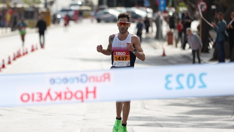 O Ζερβάκης λίγο πριν τερματίσει στον αγώνα δρόμου στο Ηράκλειο