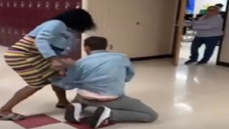 Μαθητής στις ΗΠΑ επιτέθηκε με σπρέι πιπεριού σε καθηγήτρια του επειδή του πήρε το τηλέφωνο (vid)