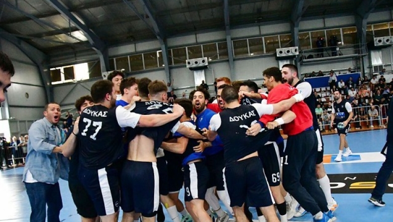 Οι παίκτες του ΑΣΕ Δούκα πανηγυρίζουν την πρόκριση στον τελικό του Κυπέλλου