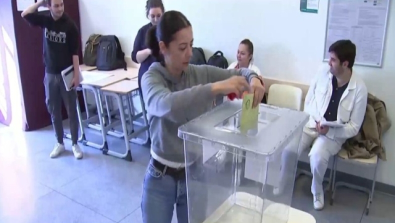 Εκλογές στην Τουρκία: Τους πάνε ακόμα και πάνω σε φορεία για να ψηφίσουν