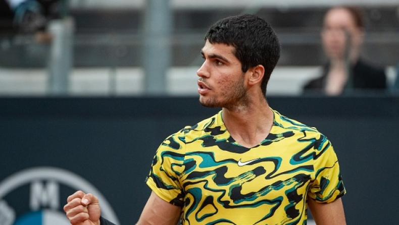 Ο Κάρλος Αλκαράθ πανηγυρίζει σε ματς στη Ρώμη