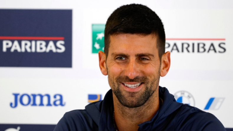 Ο Νόβακ Τζόκοβιτς χαμογελά στη συνέντευξη Τύπου