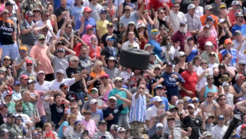 Indy 500 - Η σοκαριστική εικόνα με τον τροχό πάνω από τα κεφάλια των θεατών (vid)