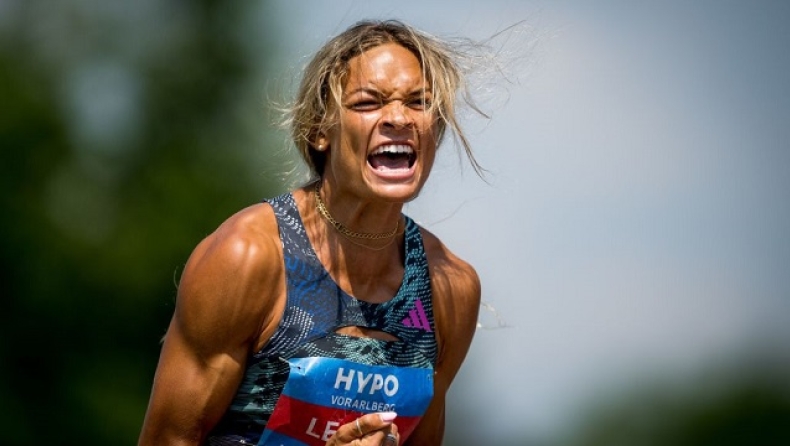 Η Αννα Χολ πανηγυρίζει