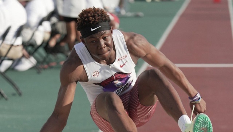 O Τζέιντον Χίμπερτ κατά την προσγείωση σε άλμα