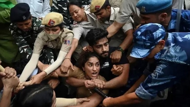 Αστυνομικοί συλλαμβάνουν αθλητές της πάλης στην Ινδία