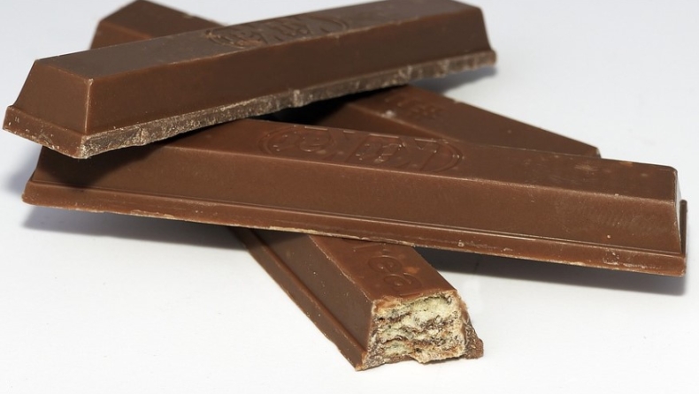 «Τι περιέχει τελικά η γέμιση του KitKat;»: ΥouTuber υποστηρίζει πως δεν είναι τραγανή γκοφρέτα (vid)