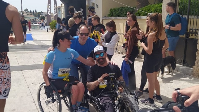 Ο Γιώργος Μαυρωτάς με παραολυμπιονίκες στο Σπέτσαθλον