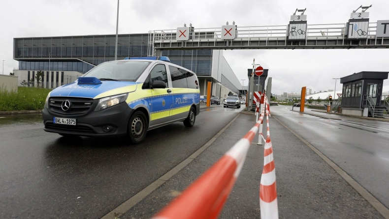 Δύο νεκροί από επίθεση σε εργοστάσιο της Mercedes-Benz: Η στιγμή της σύλληψης του υπόπτου (vid)